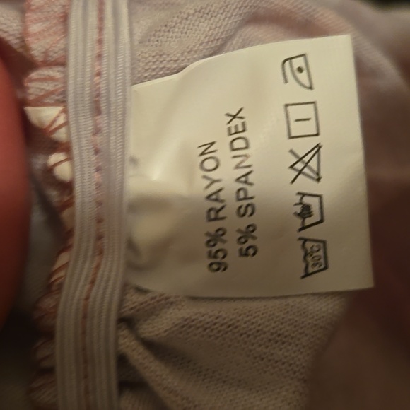 XL Pink & White v-neck floral long sleeve t-shirt - Picture 4 of 7